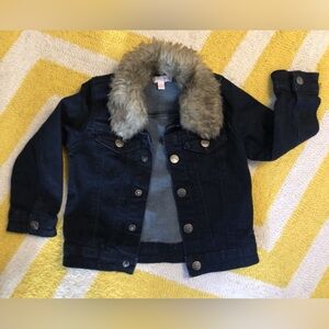Jean jacket with removable fur collar